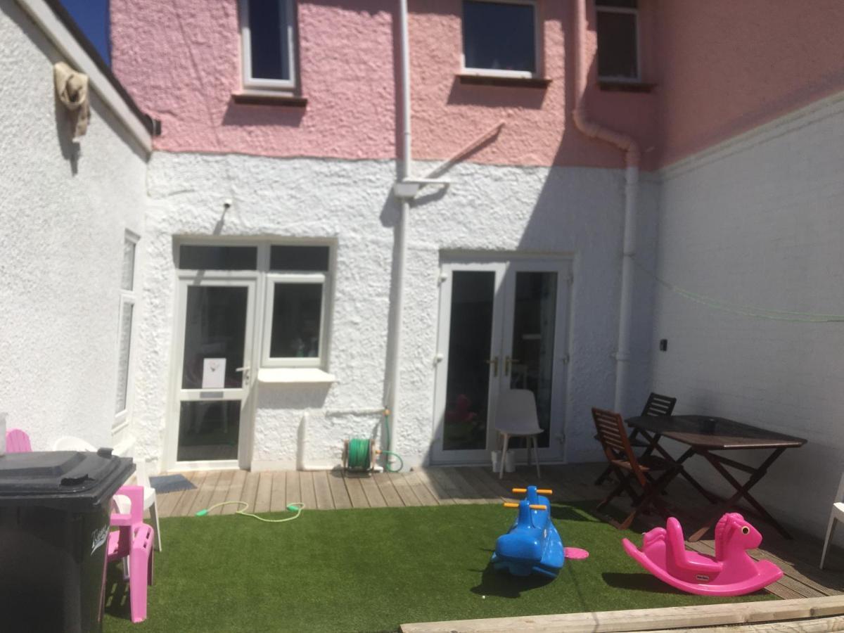 Barbie House ,Opposite The Beach & Paignton Pier , 2 Bedroom Apartment With Private Car Space & Garden , Free Access Next Door To The Stunning Ballet & Make Up School & A Beautiful Ladys Beauty Salon (Adults Only) 外观 照片