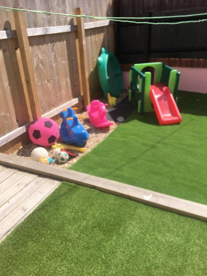 Barbie House ,Opposite The Beach & Paignton Pier , 2 Bedroom Apartment With Private Car Space & Garden , Free Access Next Door To The Stunning Ballet & Make Up School & A Beautiful Ladys Beauty Salon (Adults Only) 外观 照片
