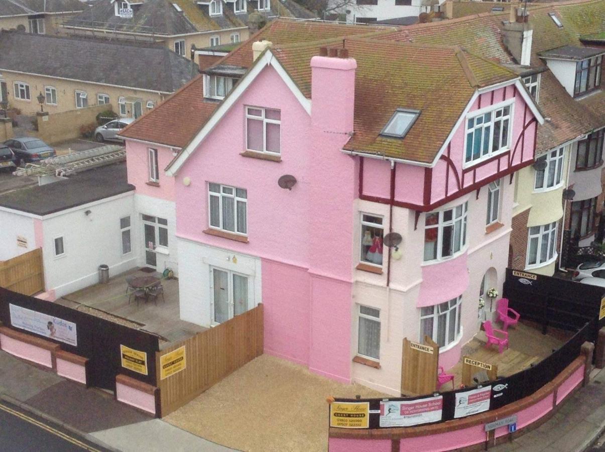 Barbie House ,Opposite The Beach & Paignton Pier , 2 Bedroom Apartment With Private Car Space & Garden , Free Access Next Door To The Stunning Ballet & Make Up School & A Beautiful Ladys Beauty Salon (Adults Only) 外观 照片