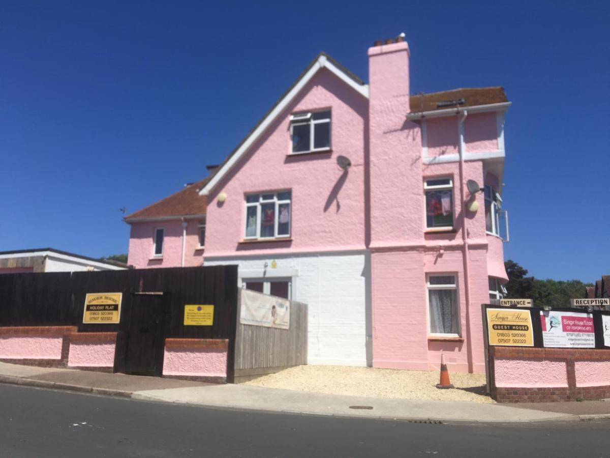 Barbie House ,Opposite The Beach & Paignton Pier , 2 Bedroom Apartment With Private Car Space & Garden , Free Access Next Door To The Stunning Ballet & Make Up School & A Beautiful Ladys Beauty Salon (Adults Only) 外观 照片