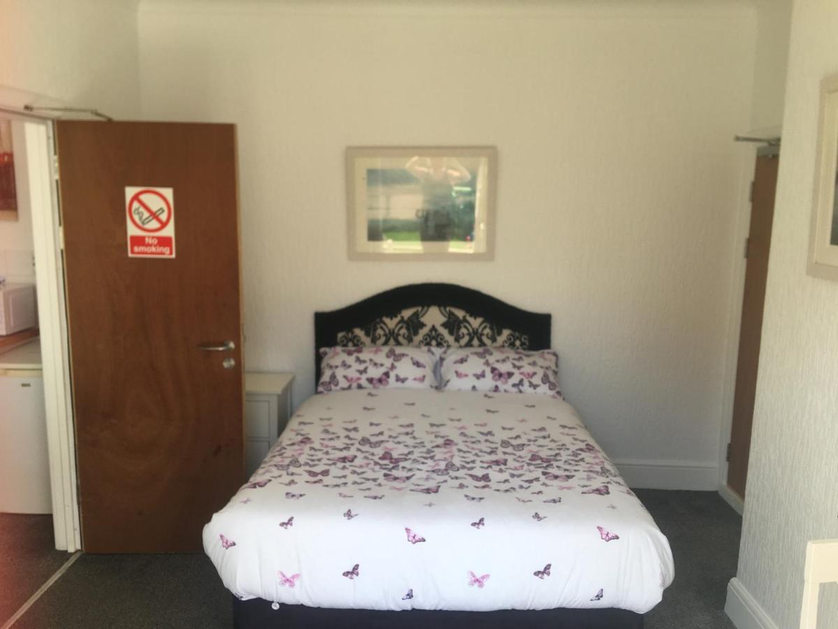 Barbie House ,Opposite The Beach & Paignton Pier , 2 Bedroom Apartment With Private Car Space & Garden , Free Access Next Door To The Stunning Ballet & Make Up School & A Beautiful Ladys Beauty Salon (Adults Only) 外观 照片
