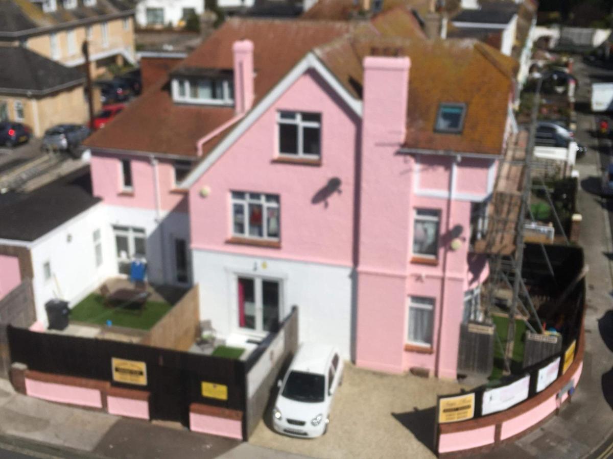 Barbie House ,Opposite The Beach & Paignton Pier , 2 Bedroom Apartment With Private Car Space & Garden , Free Access Next Door To The Stunning Ballet & Make Up School & A Beautiful Ladys Beauty Salon (Adults Only) 外观 照片