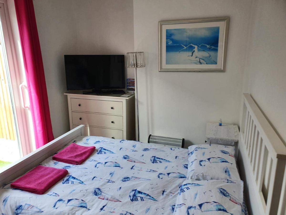 Barbie House ,Opposite The Beach & Paignton Pier , 2 Bedroom Apartment With Private Car Space & Garden , Free Access Next Door To The Stunning Ballet & Make Up School & A Beautiful Ladys Beauty Salon (Adults Only) 外观 照片