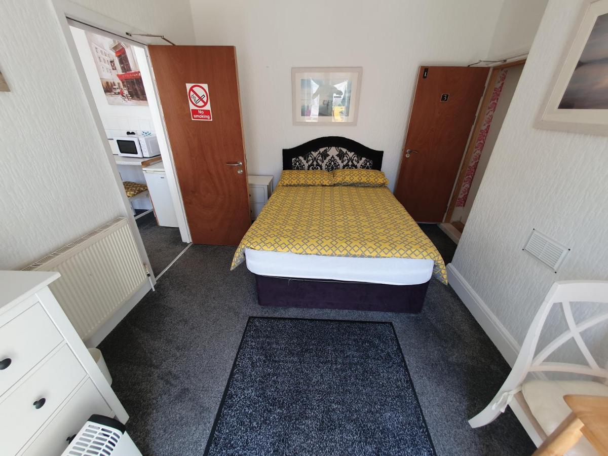 Barbie House ,Opposite The Beach & Paignton Pier , 2 Bedroom Apartment With Private Car Space & Garden , Free Access Next Door To The Stunning Ballet & Make Up School & A Beautiful Ladys Beauty Salon (Adults Only) 外观 照片