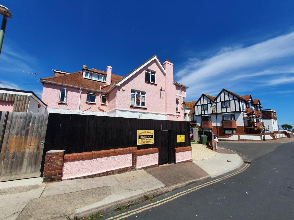 Barbie House ,Opposite The Beach & Paignton Pier , 2 Bedroom Apartment With Private Car Space & Garden , Free Access Next Door To The Stunning Ballet & Make Up School & A Beautiful Ladys Beauty Salon (Adults Only) 外观 照片
