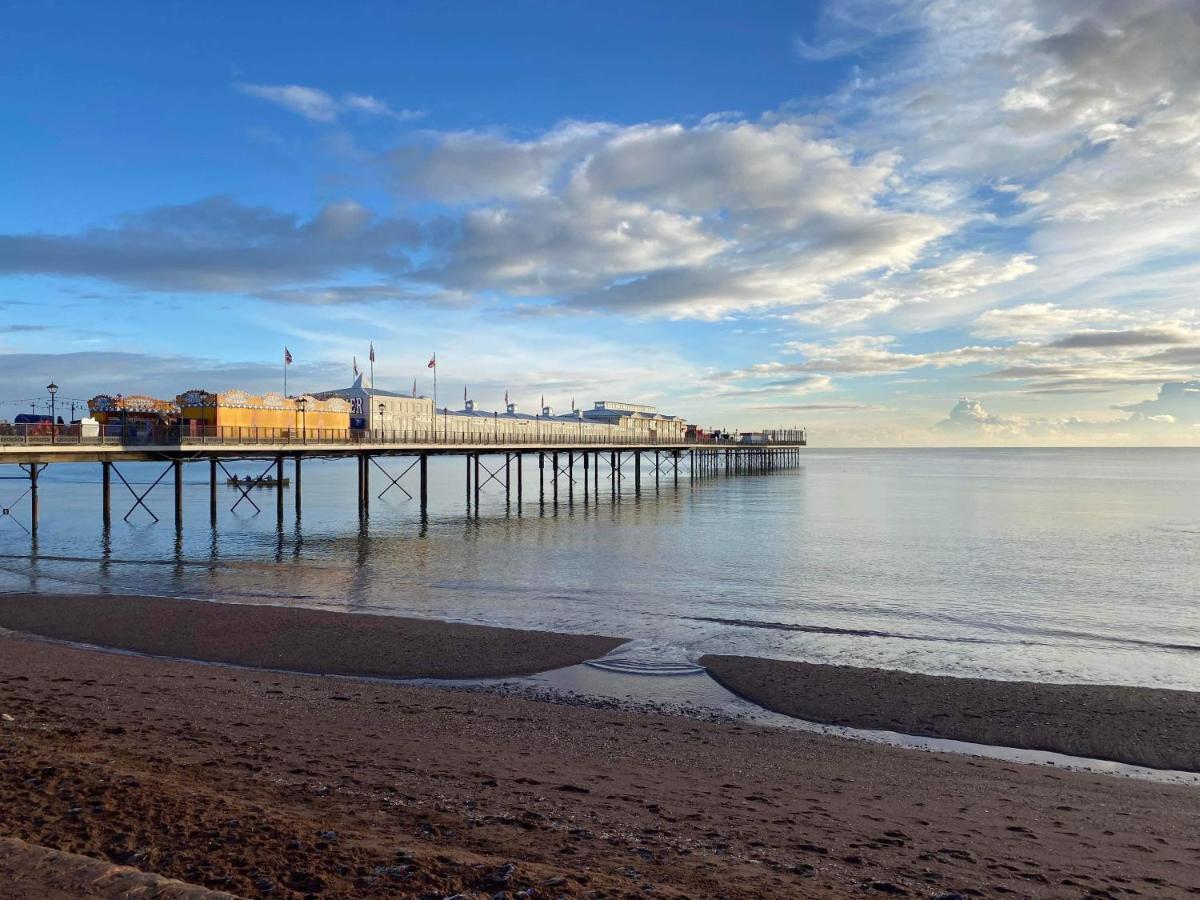 Barbie House ,Opposite The Beach & Paignton Pier , 2 Bedroom Apartment With Private Car Space & Garden , Free Access Next Door To The Stunning Ballet & Make Up School & A Beautiful Ladys Beauty Salon (Adults Only) 外观 照片