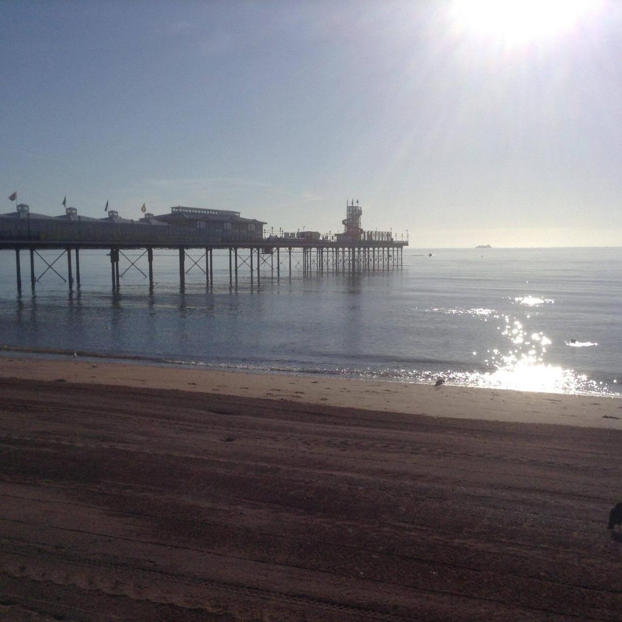 Barbie House ,Opposite The Beach & Paignton Pier , 2 Bedroom Apartment With Private Car Space & Garden , Free Access Next Door To The Stunning Ballet & Make Up School & A Beautiful Ladys Beauty Salon (Adults Only) 外观 照片