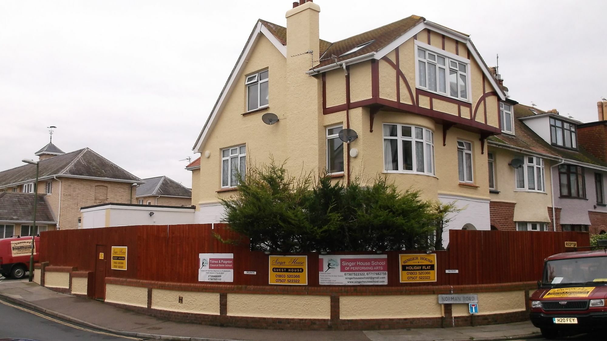 Barbie House ,Opposite The Beach & Paignton Pier , 2 Bedroom Apartment With Private Car Space & Garden , Free Access Next Door To The Stunning Ballet & Make Up School & A Beautiful Ladys Beauty Salon (Adults Only) 外观 照片